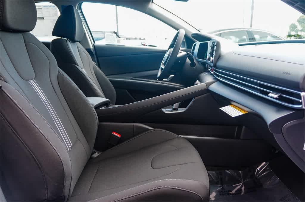 Thumbnail: 2025 Hyundai Elantra - 17