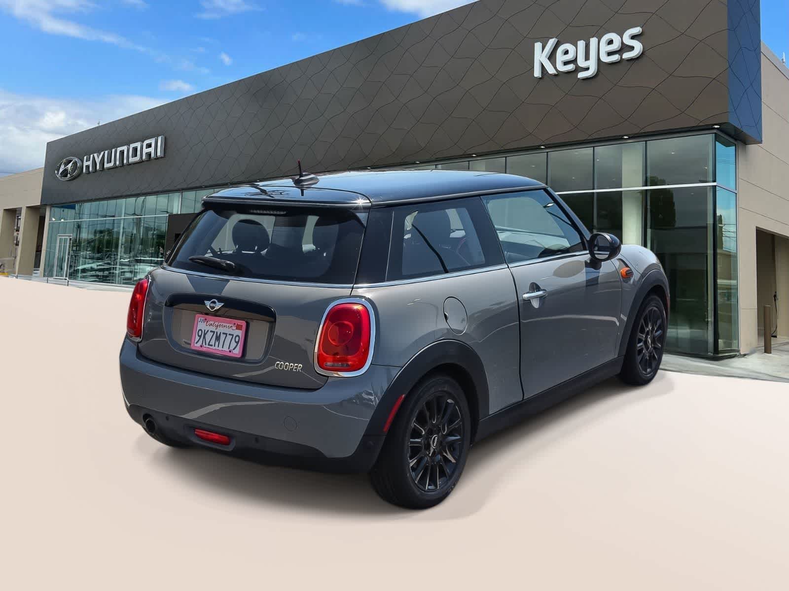 Thumbnail: 2017 MINI Cooper Hardtop - 4