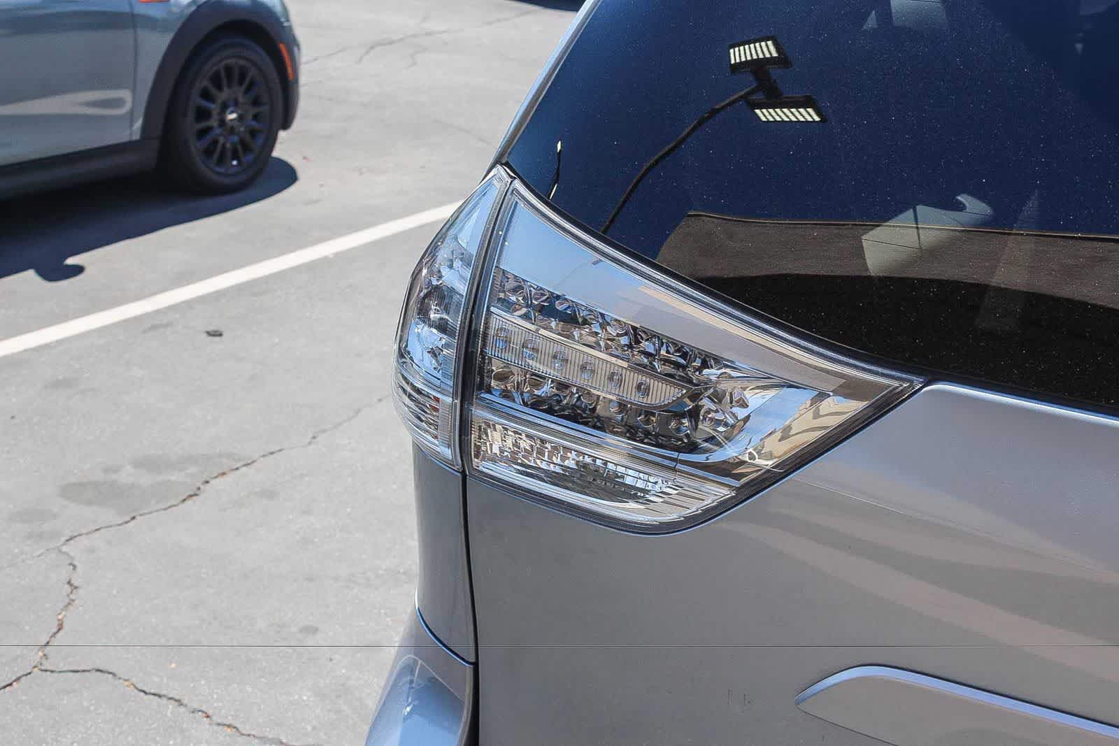 Thumbnail: 2011 Toyota Sienna - 8