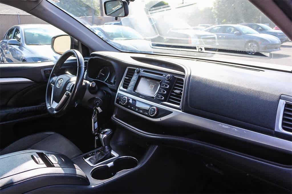 Thumbnail: 2015 Toyota Highlander - 16