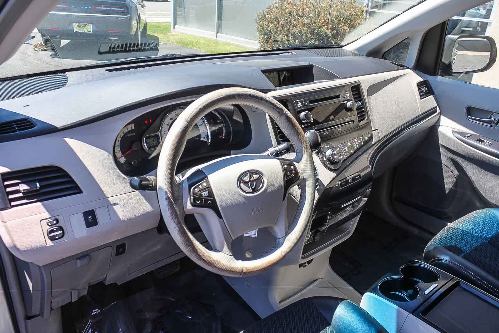 Thumbnail: 2011 Toyota Sienna - 19