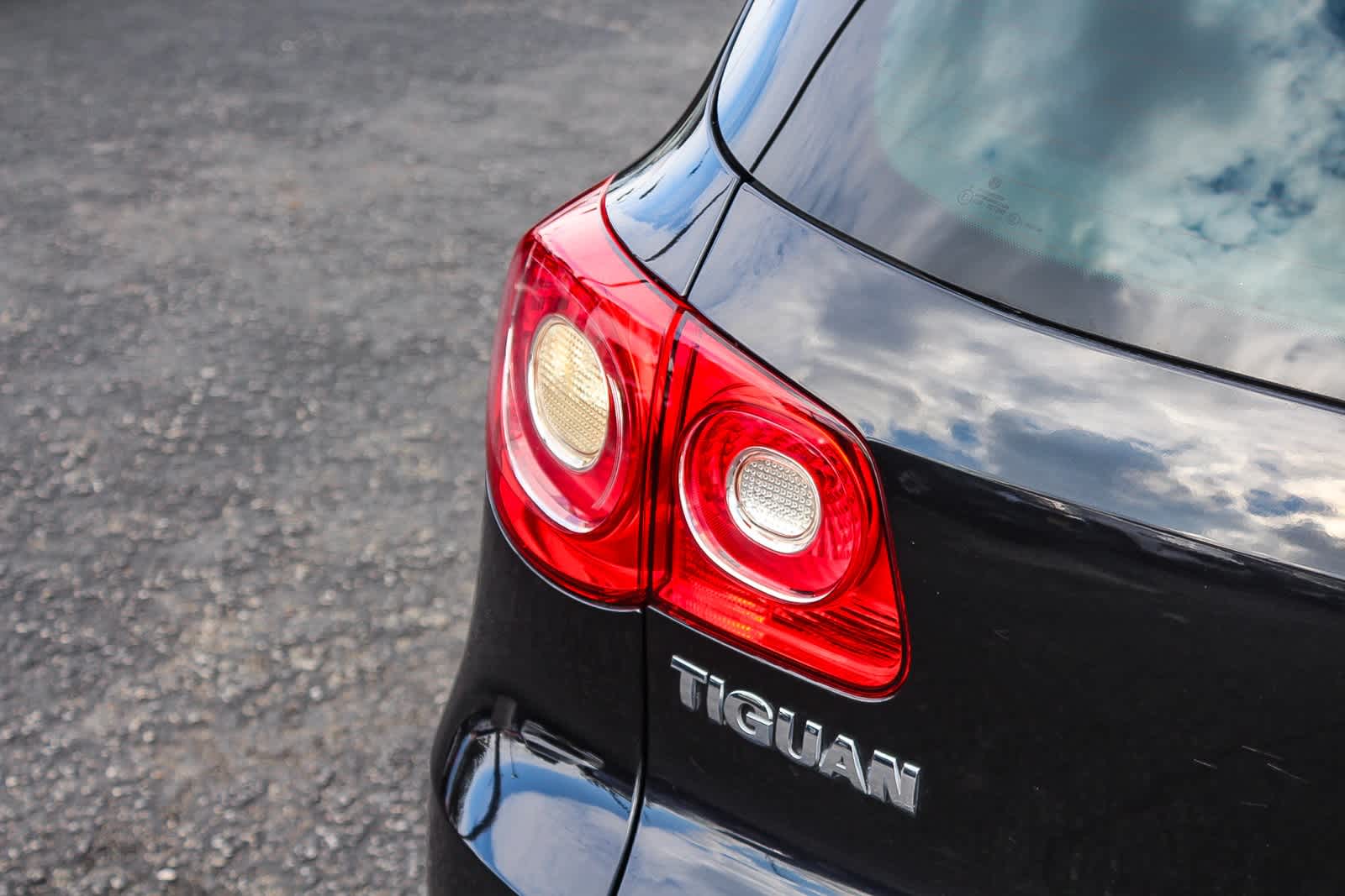 Thumbnail: 2011 Volkswagen Tiguan - 8