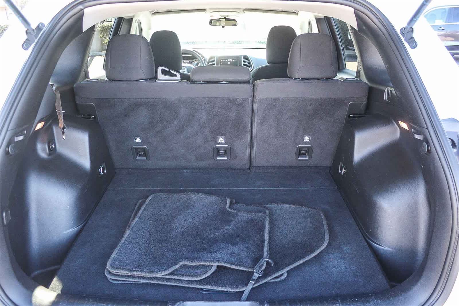 Thumbnail: 2019 Jeep Cherokee - 36