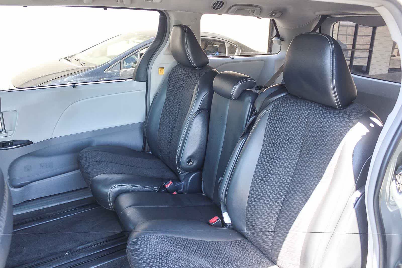 Thumbnail: 2011 Toyota Sienna - 21