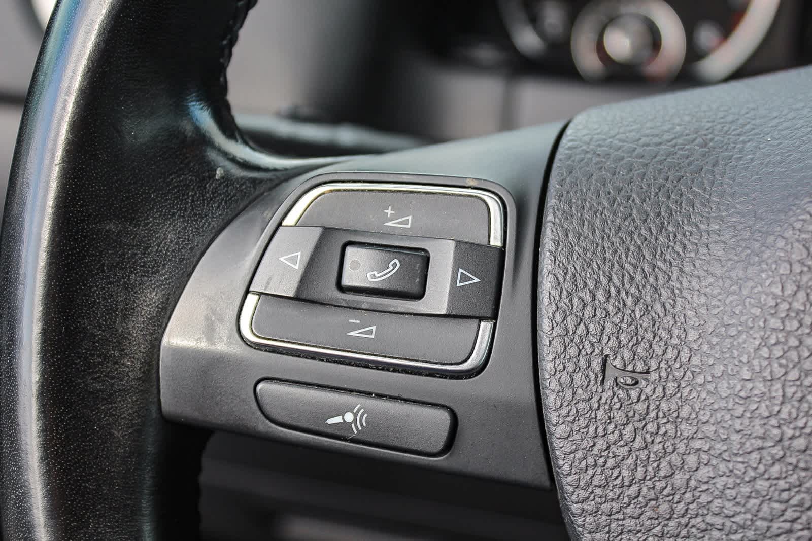 Thumbnail: 2011 Volkswagen Tiguan - 32