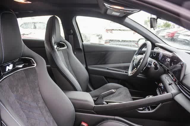 2025 Hyundai Elantra SE 18