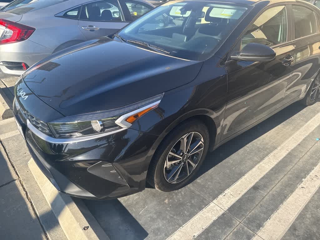 Thumbnail: 2023 Kia Forte - 8