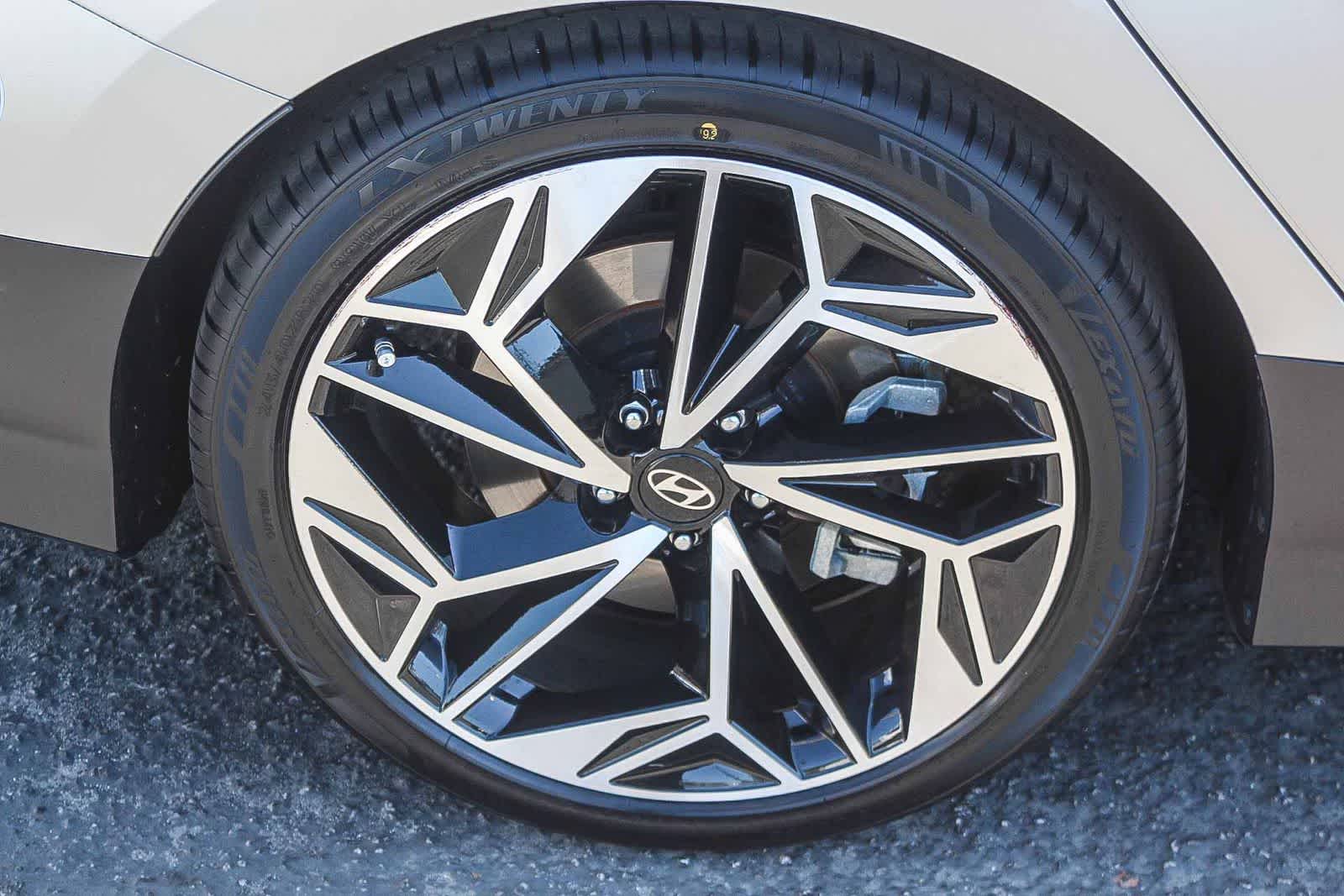 Thumbnail: 2023 Hyundai Ioniq 6 - 11