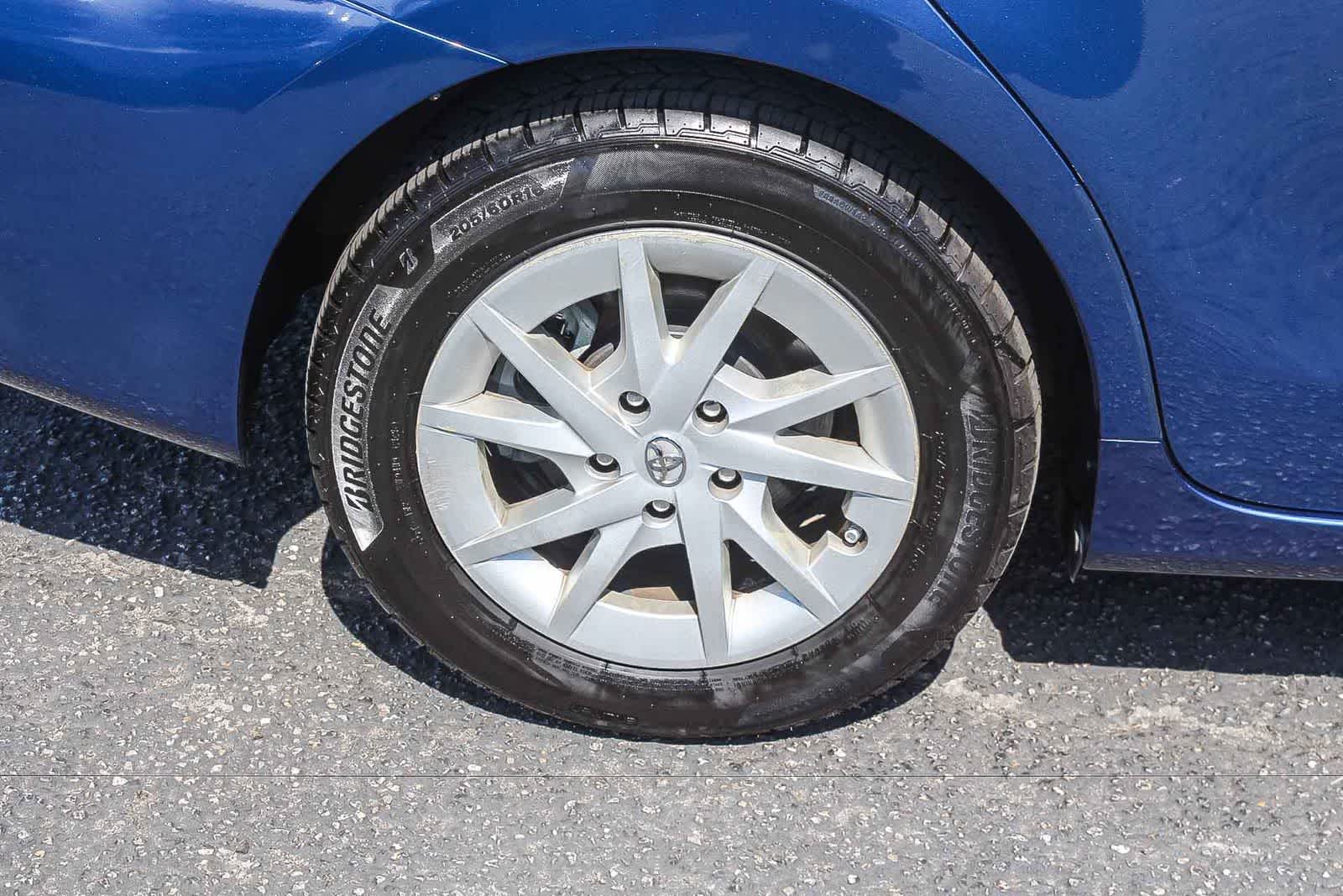Thumbnail: 2012 Toyota Prius v - 12