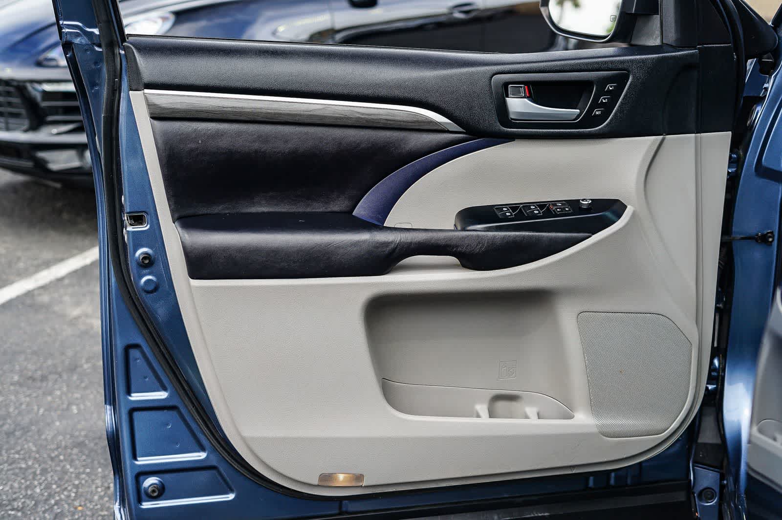 Thumbnail: 2017 Toyota Highlander - 32