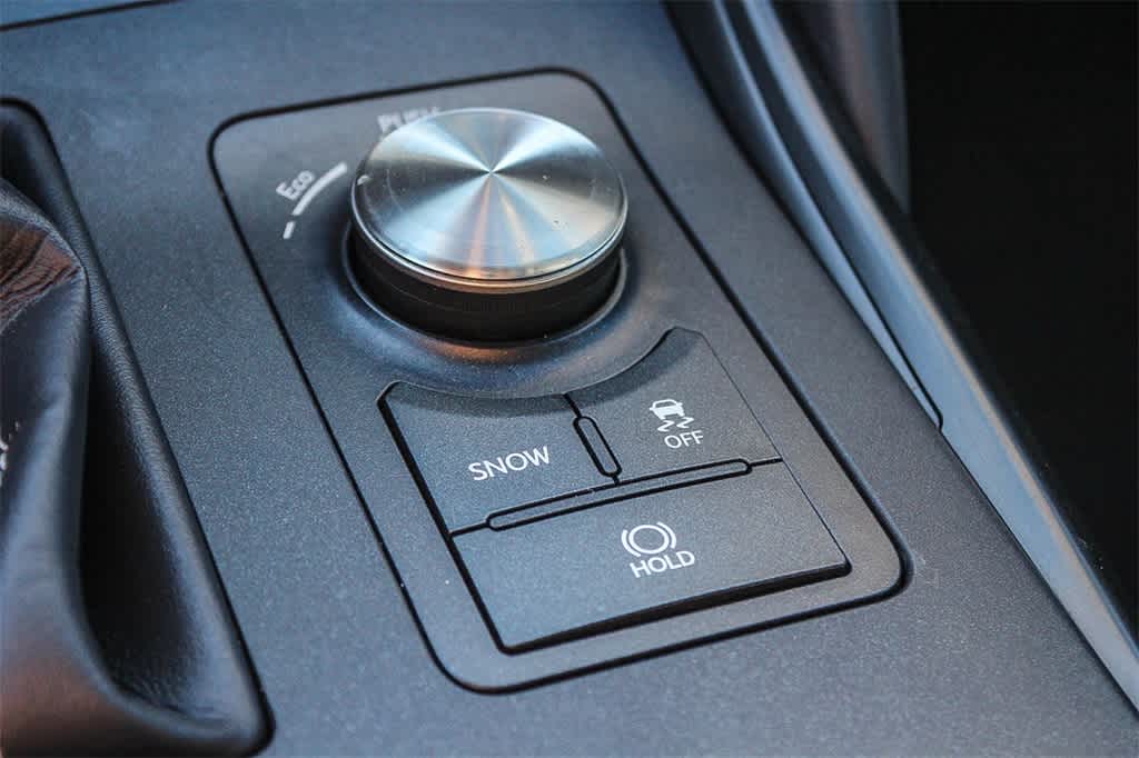 Thumbnail: 2022 Lexus IS - 35