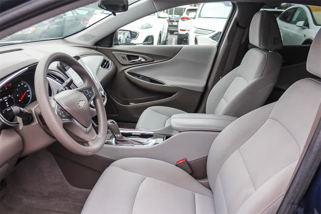 Thumbnail: 2019 Chevrolet Malibu - 17