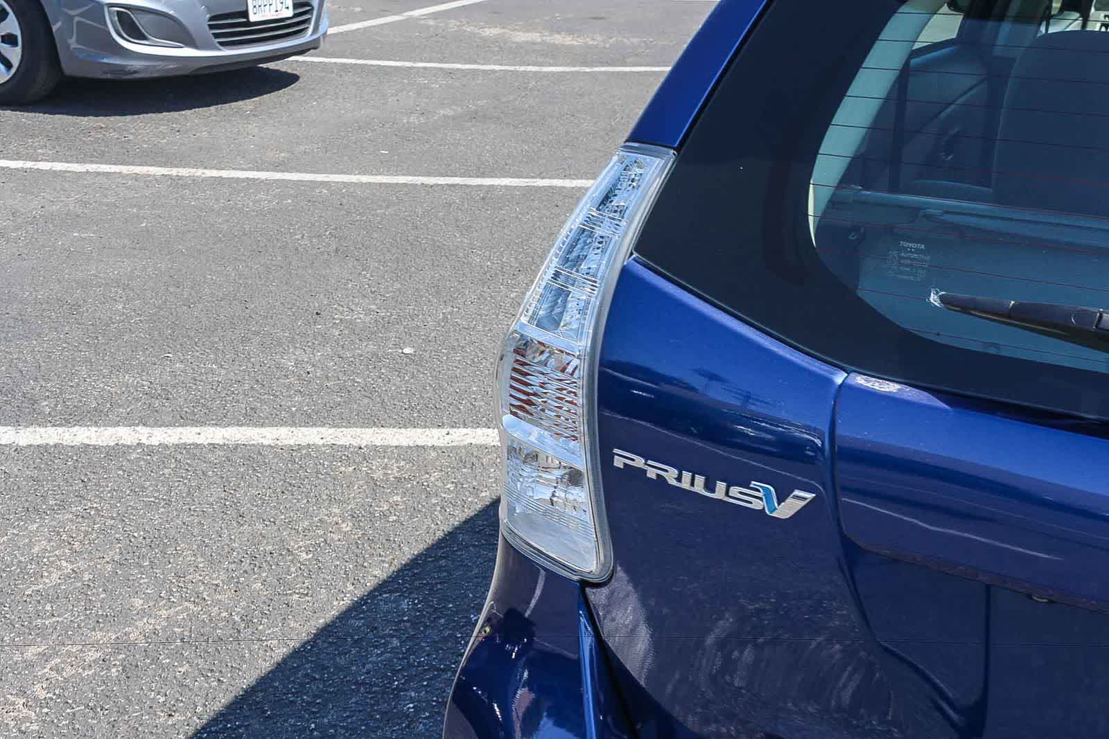 Thumbnail: 2012 Toyota Prius v - 8