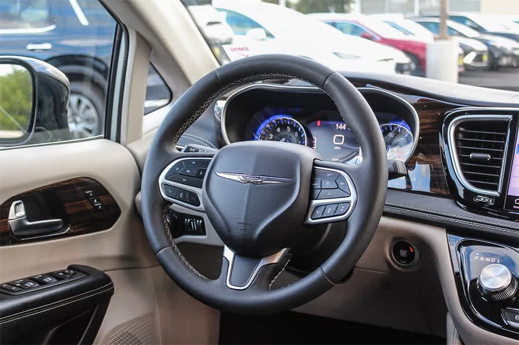 Thumbnail: 2023 Chrysler Pacifica - 15