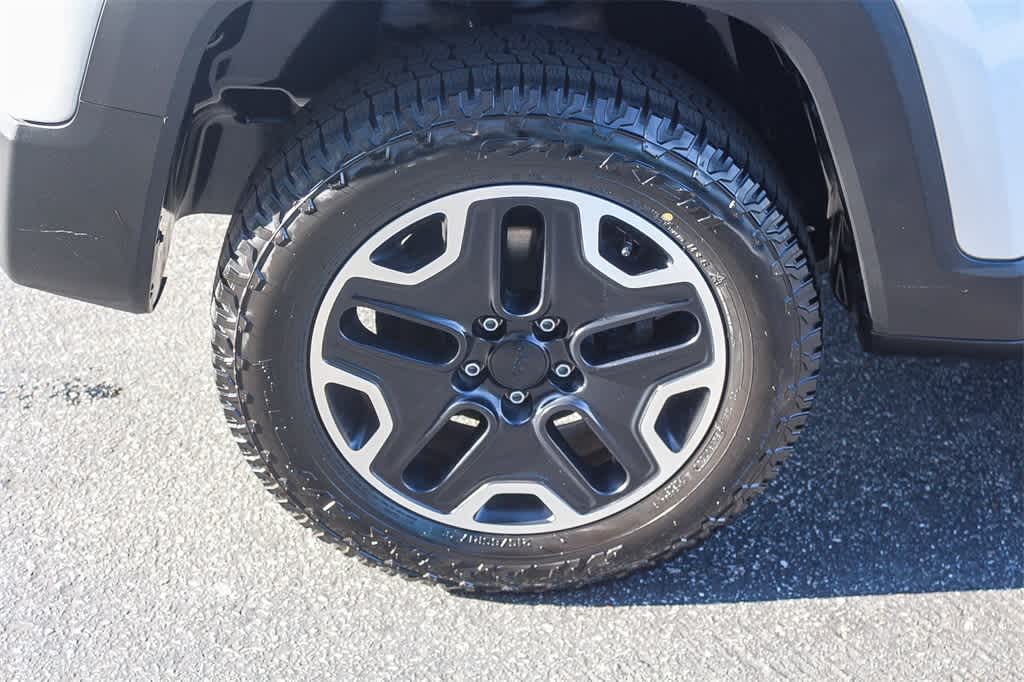 Thumbnail: 2015 Jeep Renegade - 8