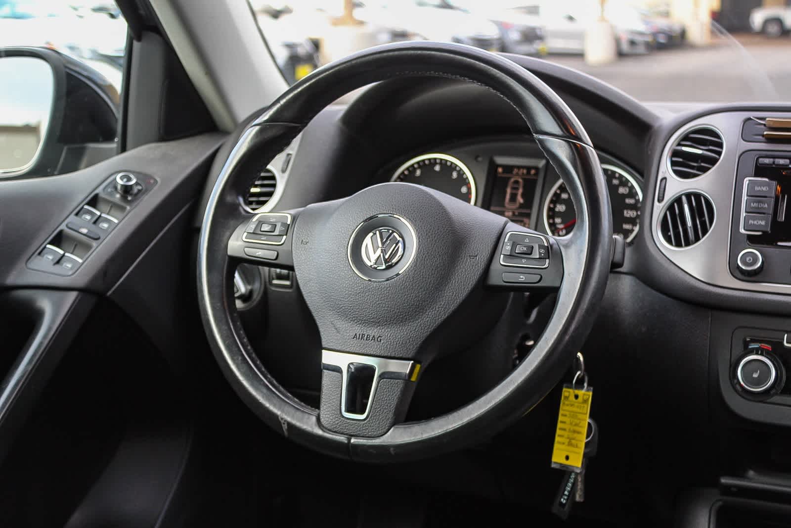 Thumbnail: 2011 Volkswagen Tiguan - 22