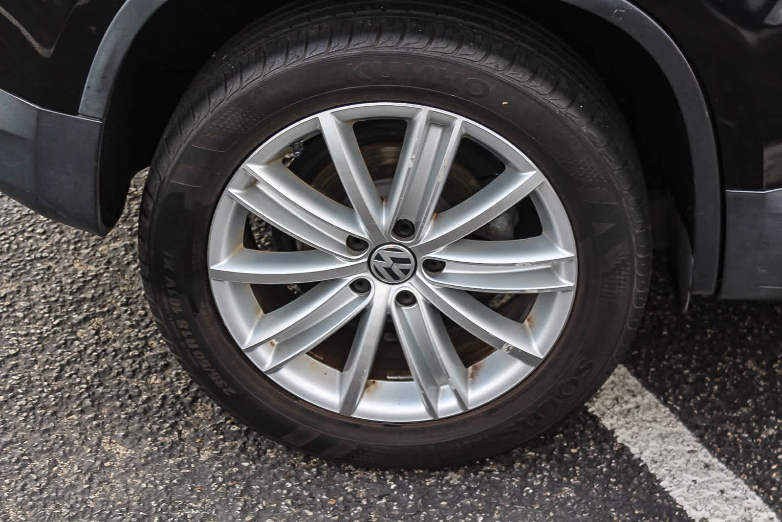 Thumbnail: 2011 Volkswagen Tiguan - 13