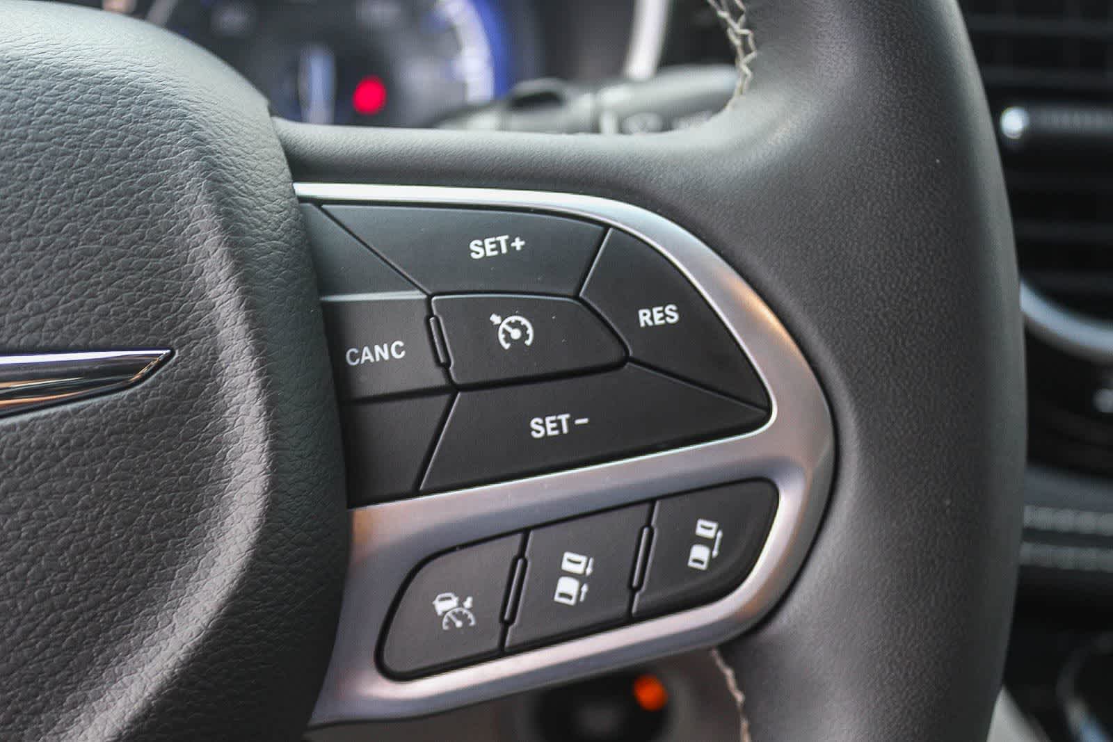 Thumbnail: 2023 Chrysler Pacifica - 34