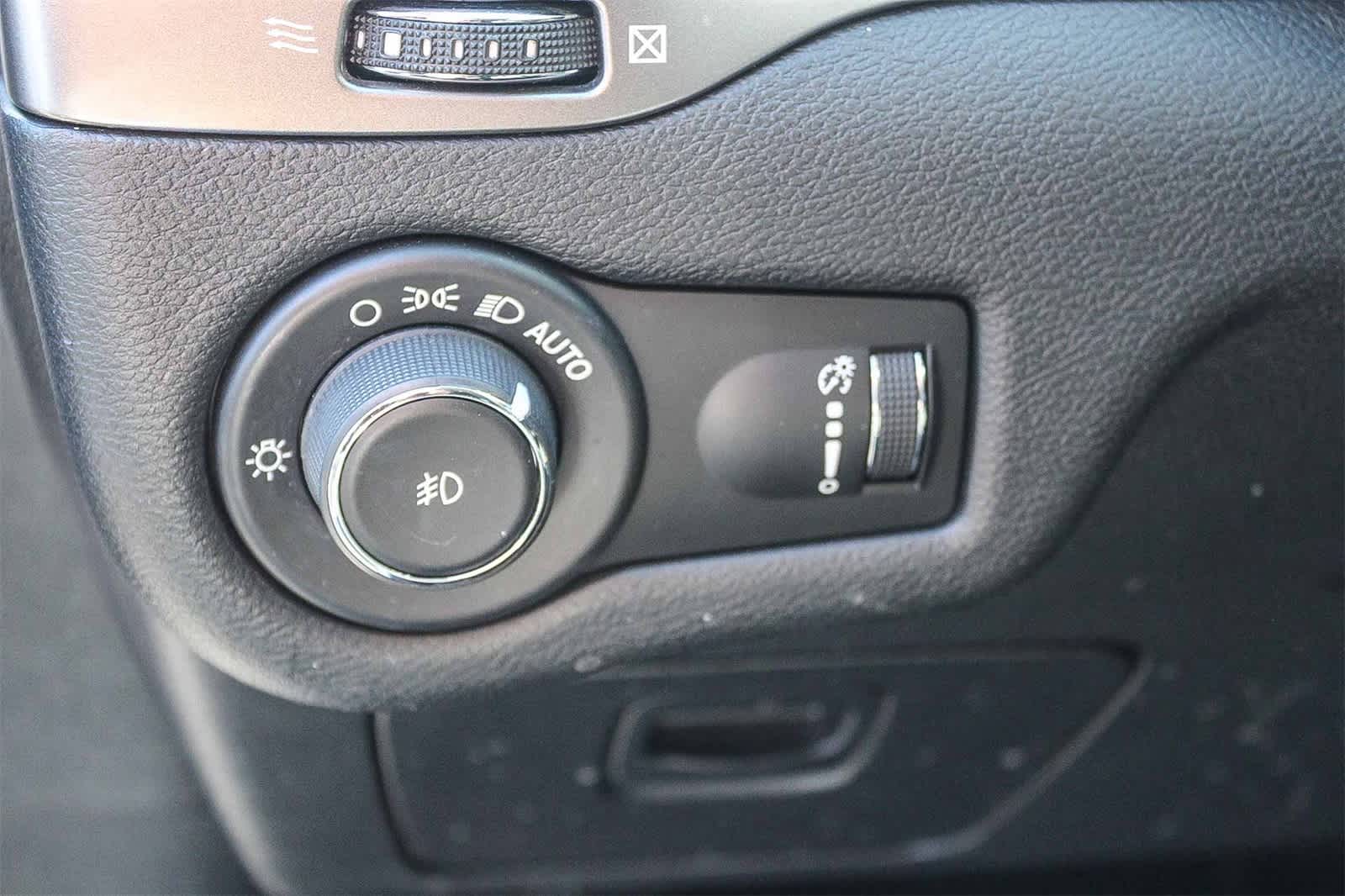 Thumbnail: 2019 Jeep Cherokee - 29