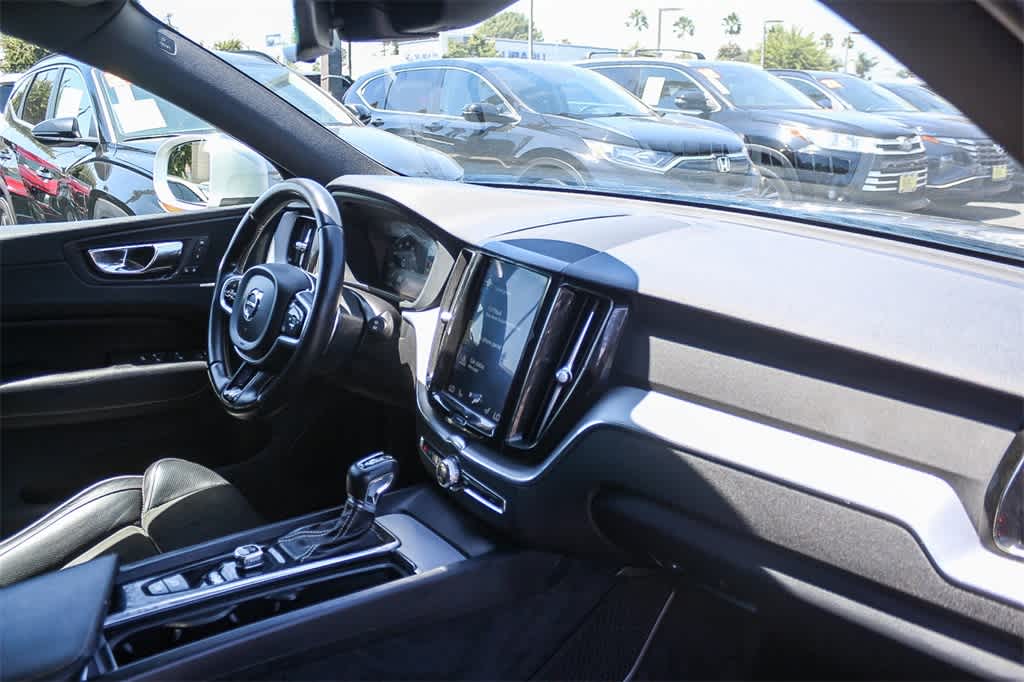 Thumbnail: 2018 Volvo XC60 - 16