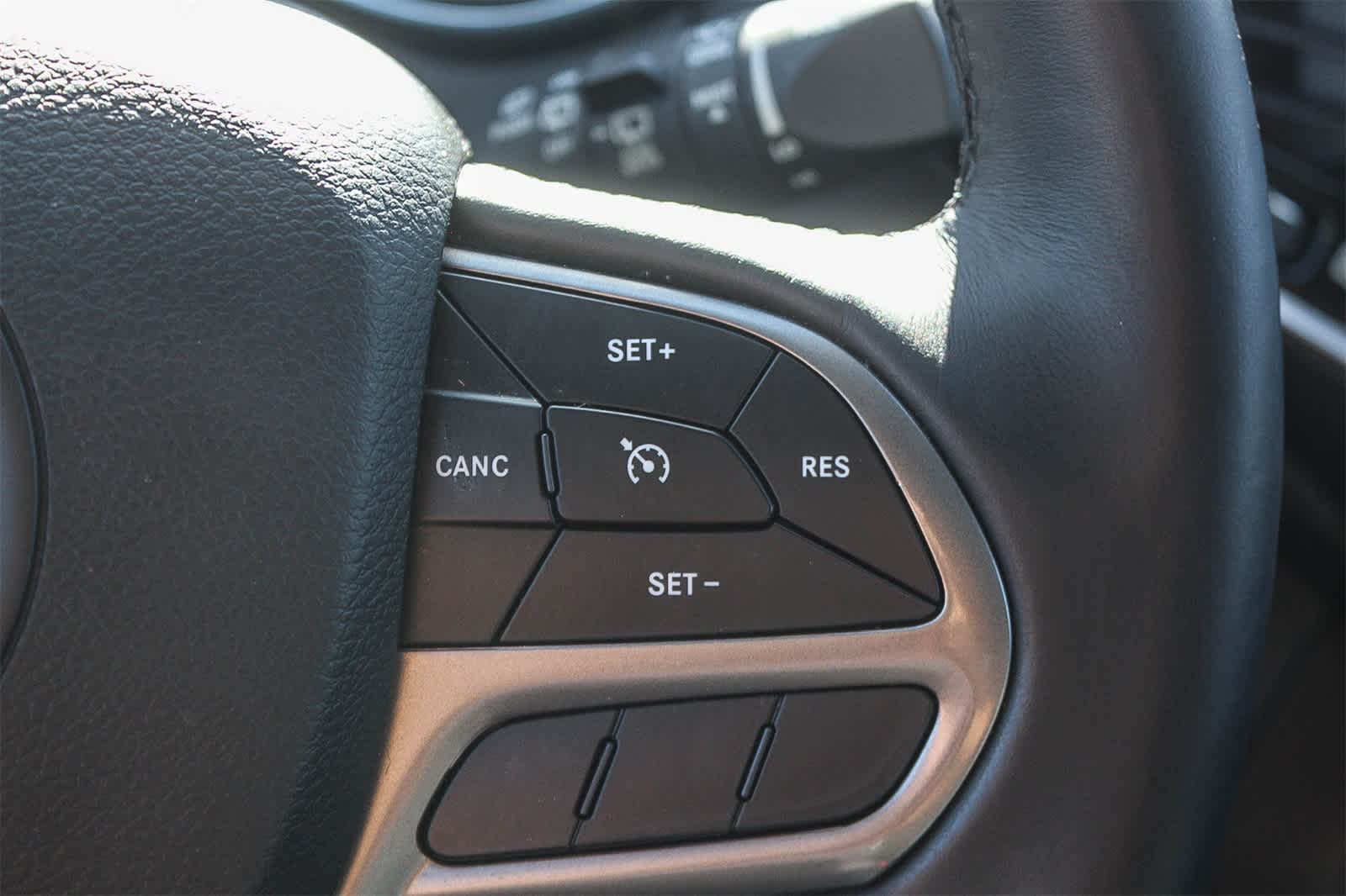 Thumbnail: 2019 Jeep Cherokee - 30