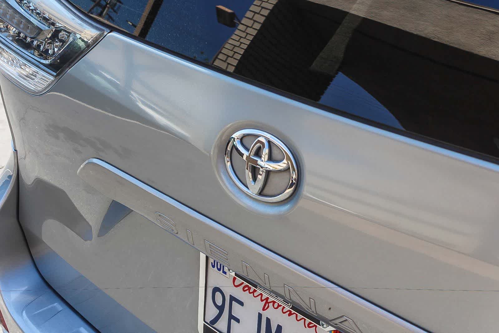 Thumbnail: 2011 Toyota Sienna - 9