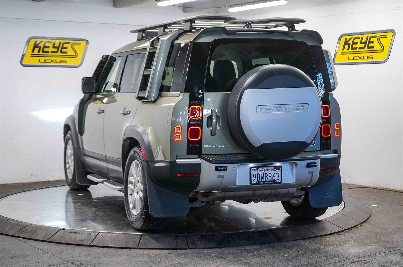 2023 Land Rover Defender S photo 2