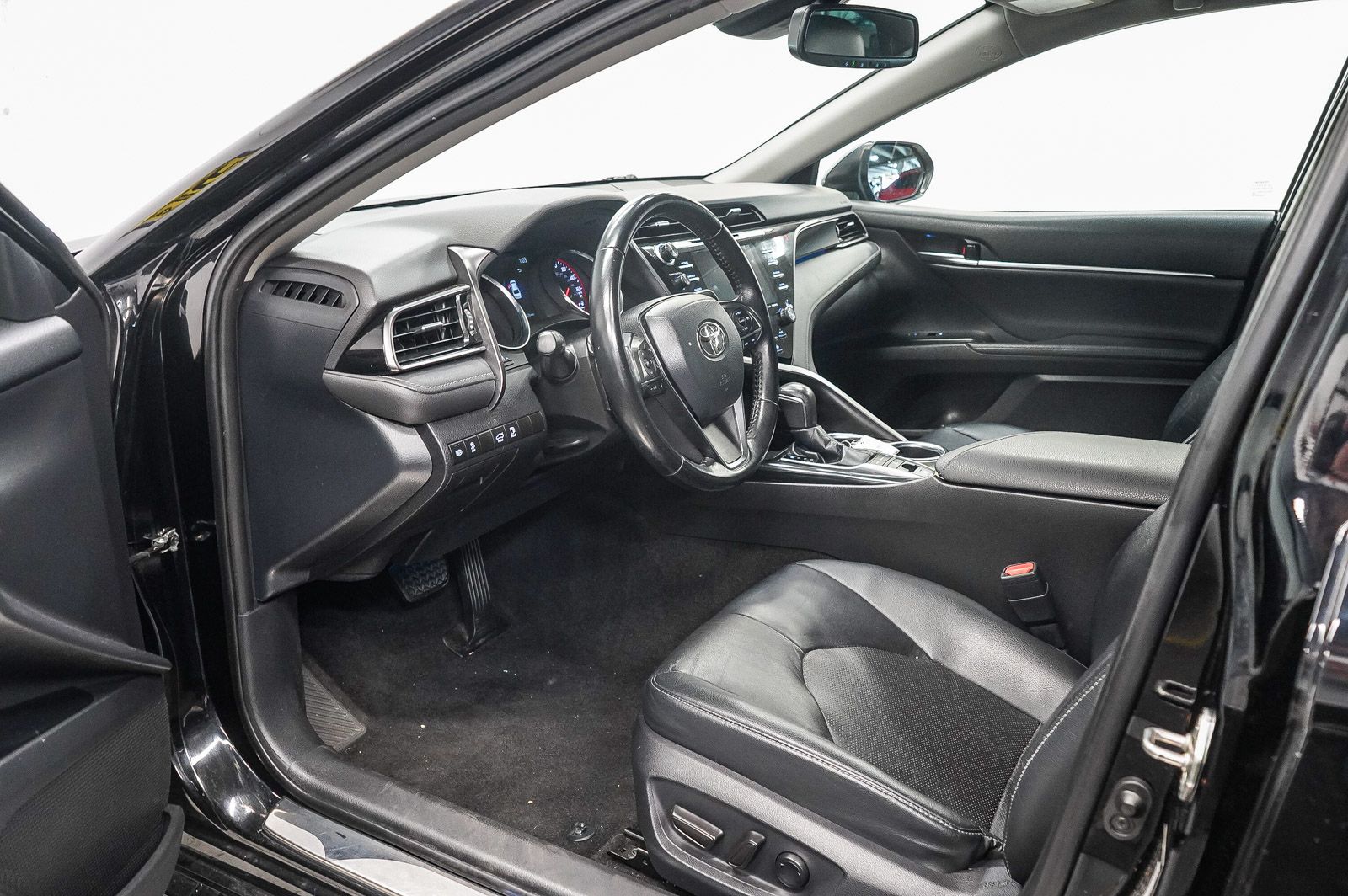 Thumbnail: 2019 Toyota Camry - 17