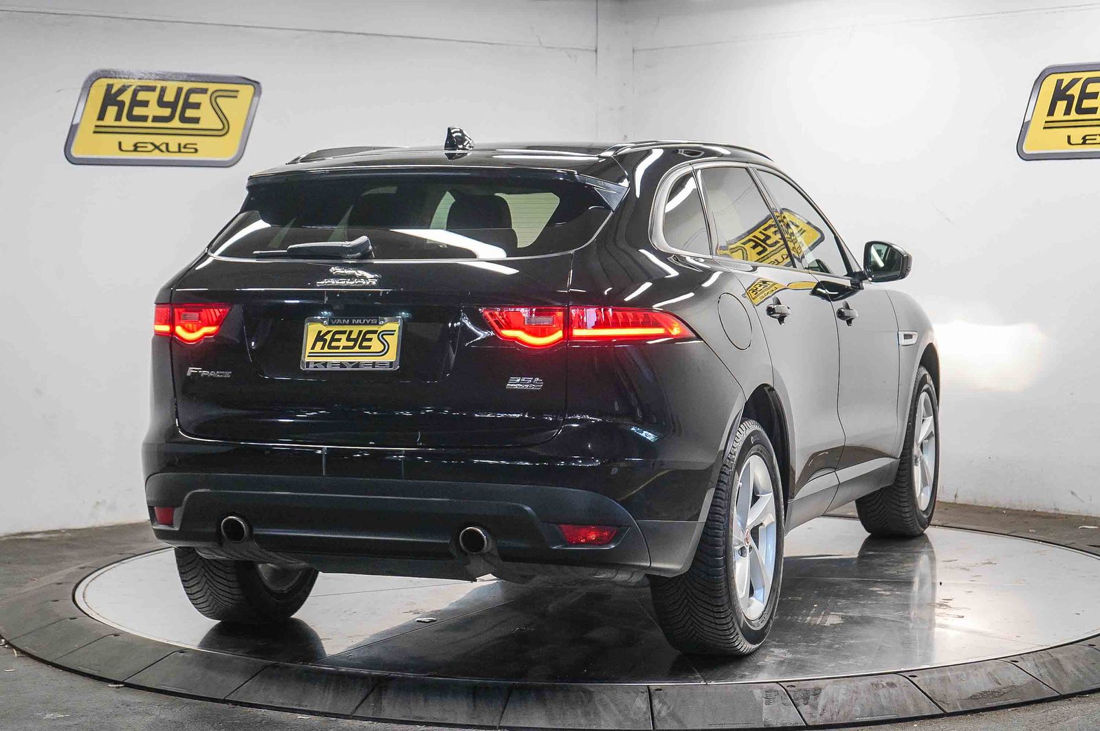 Thumbnail: 2017 Jaguar F-Pace - 4