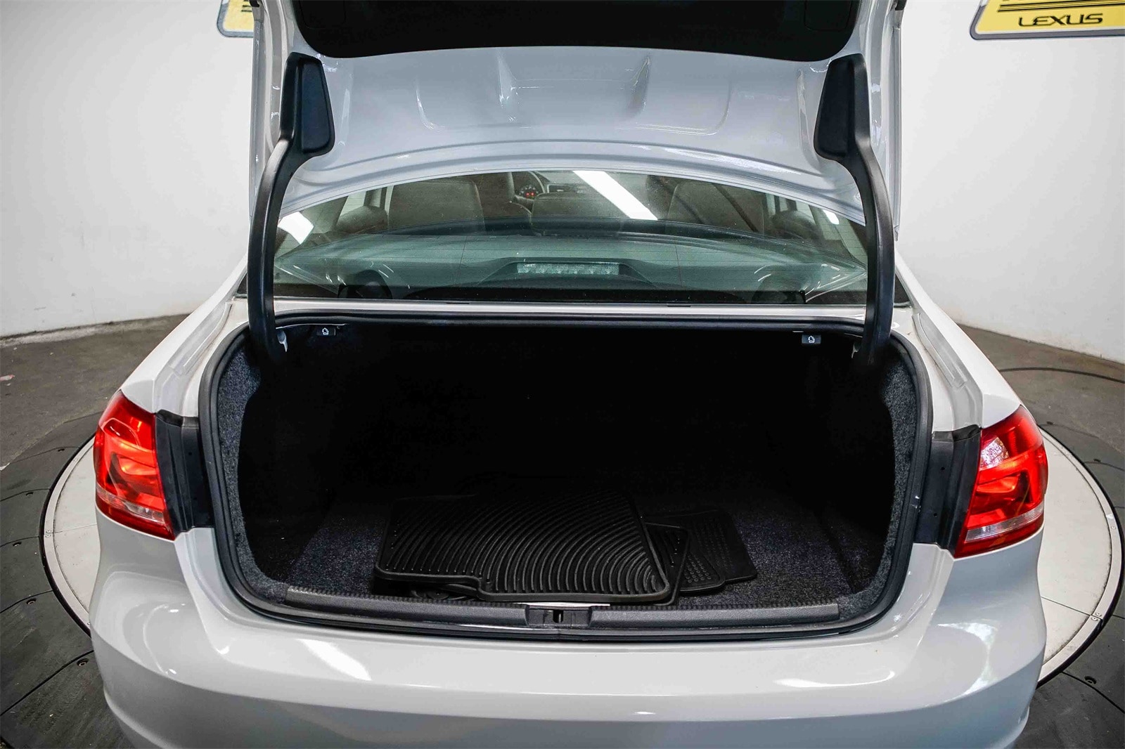 Thumbnail: 2015 Volkswagen Passat - 26