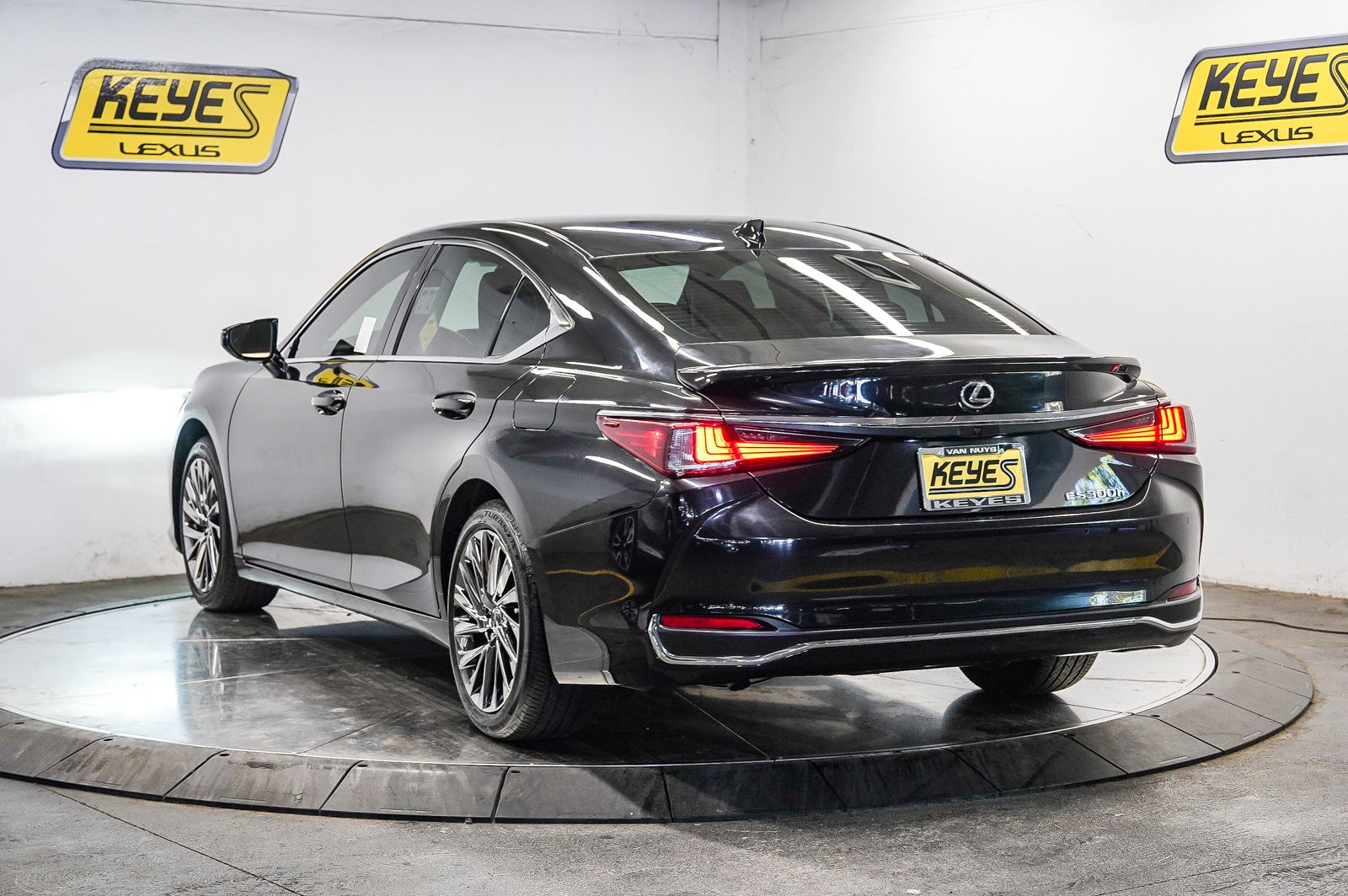Thumbnail: 2025 Lexus ES - 2