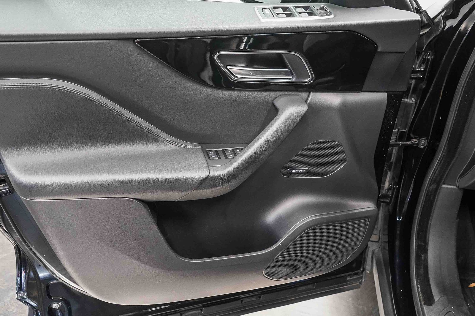 Thumbnail: 2017 Jaguar F-Pace - 22