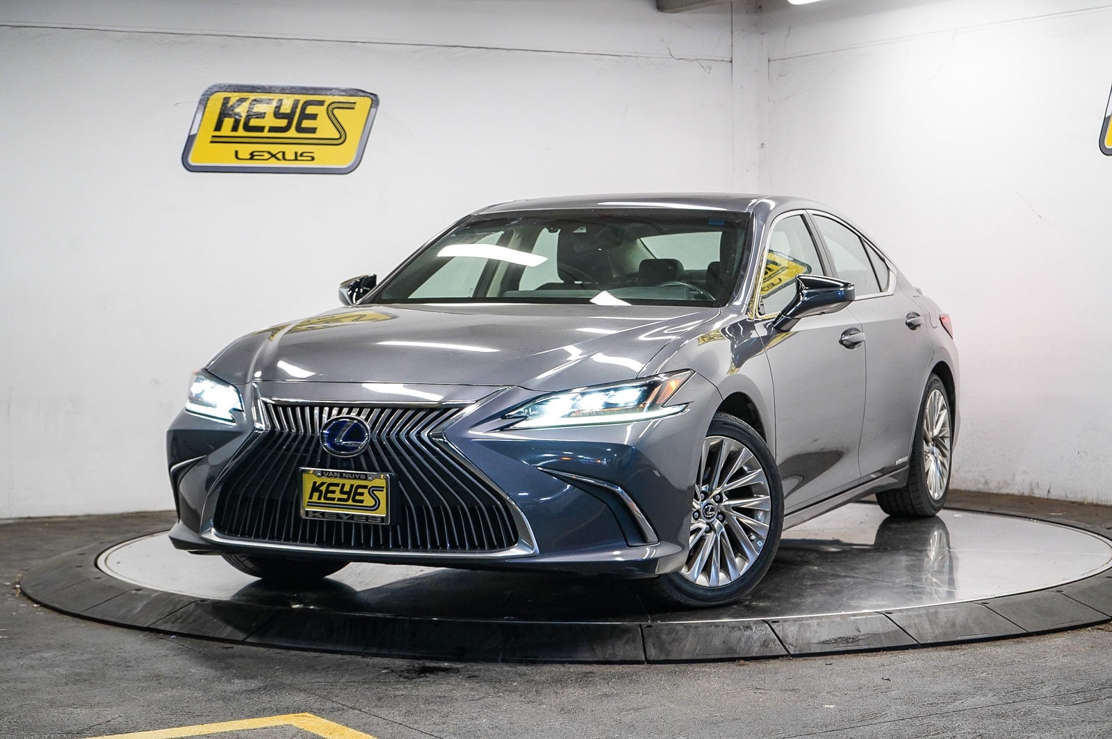 2020 Lexus ES Hybrid 300h Luxury's photo