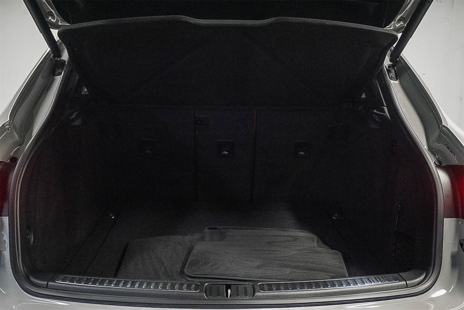 Thumbnail: 2023 Porsche Macan - 28