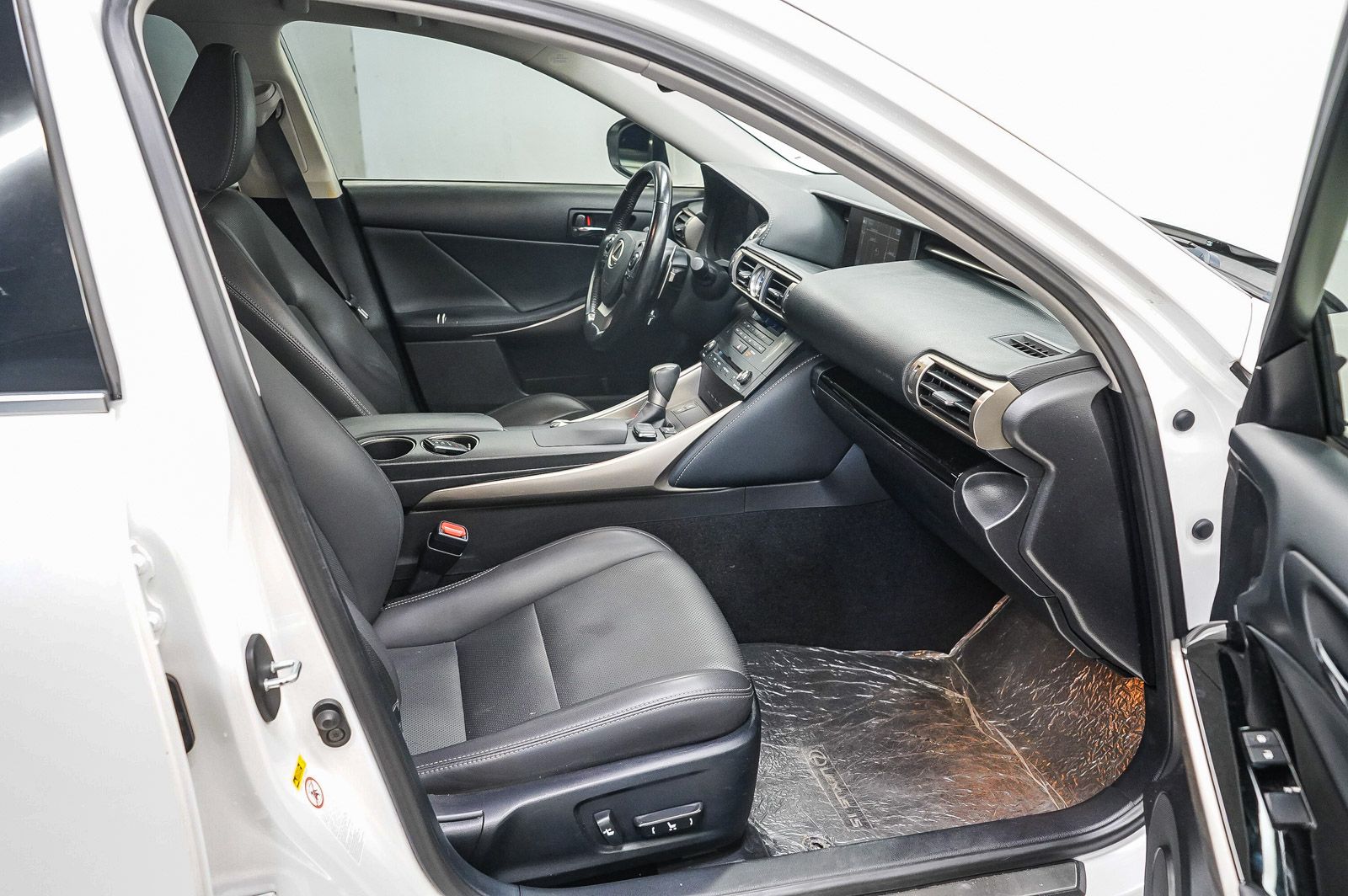 Thumbnail: 2016 Lexus IS - 17