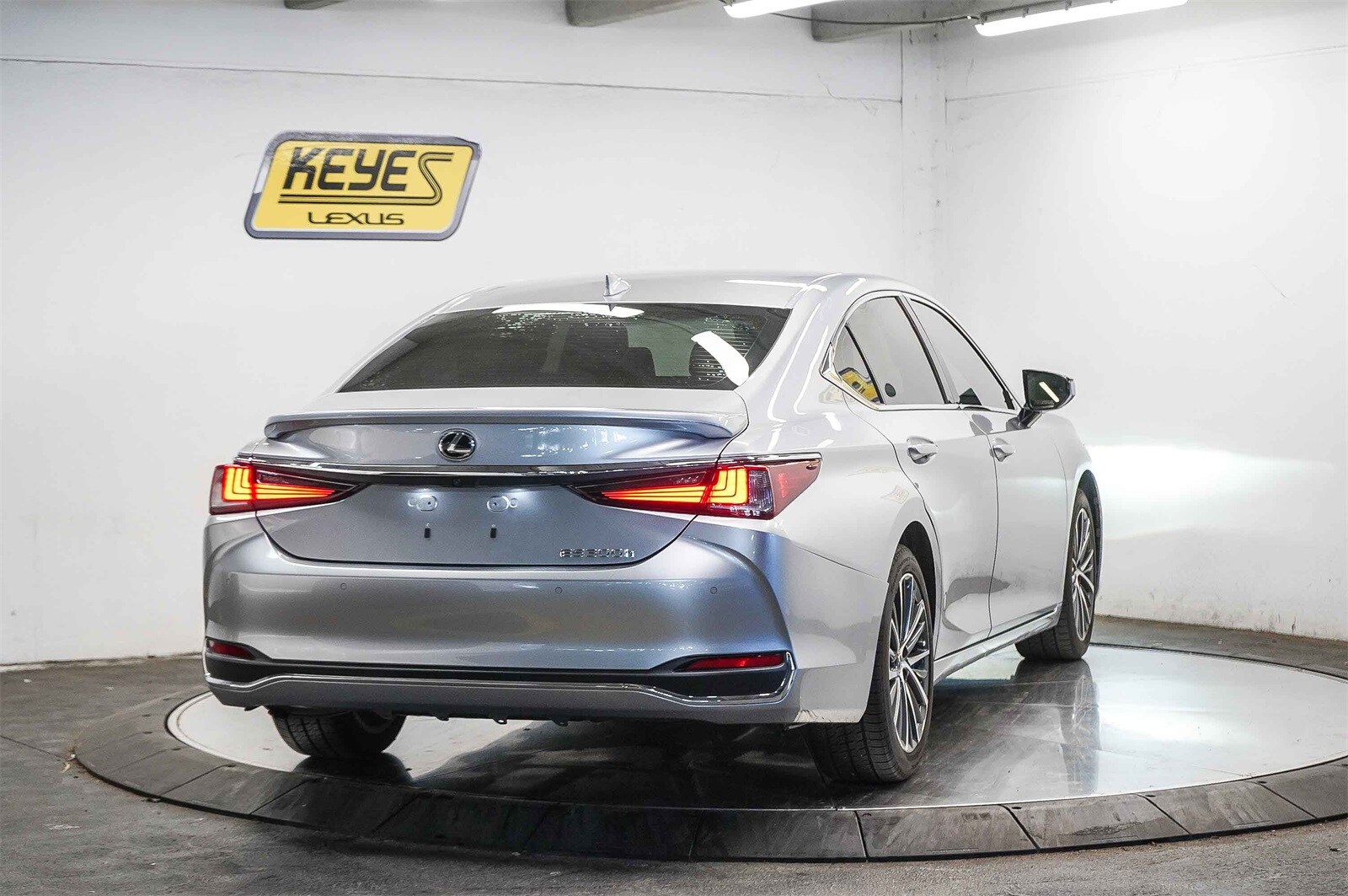 Thumbnail: 2023 Lexus ES - 4