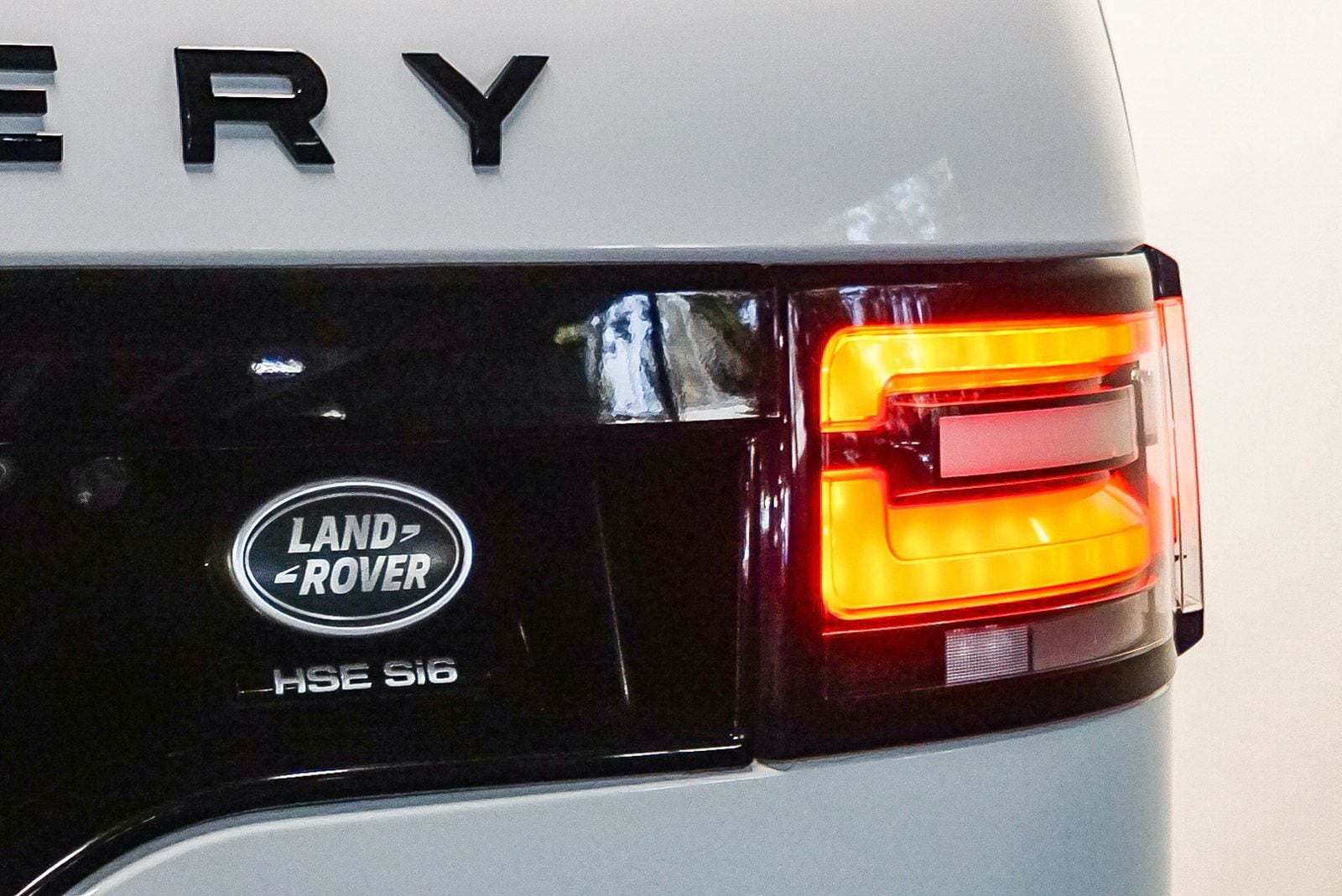 Thumbnail: 2019 Land Rover Discovery - 11