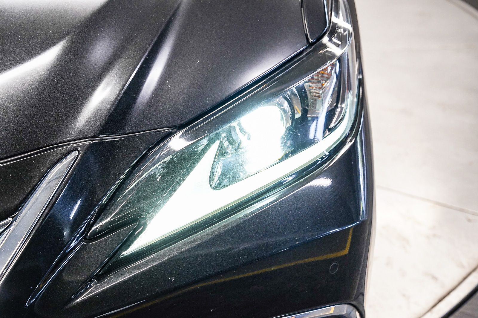 Thumbnail: 2023 Lexus ES - 7