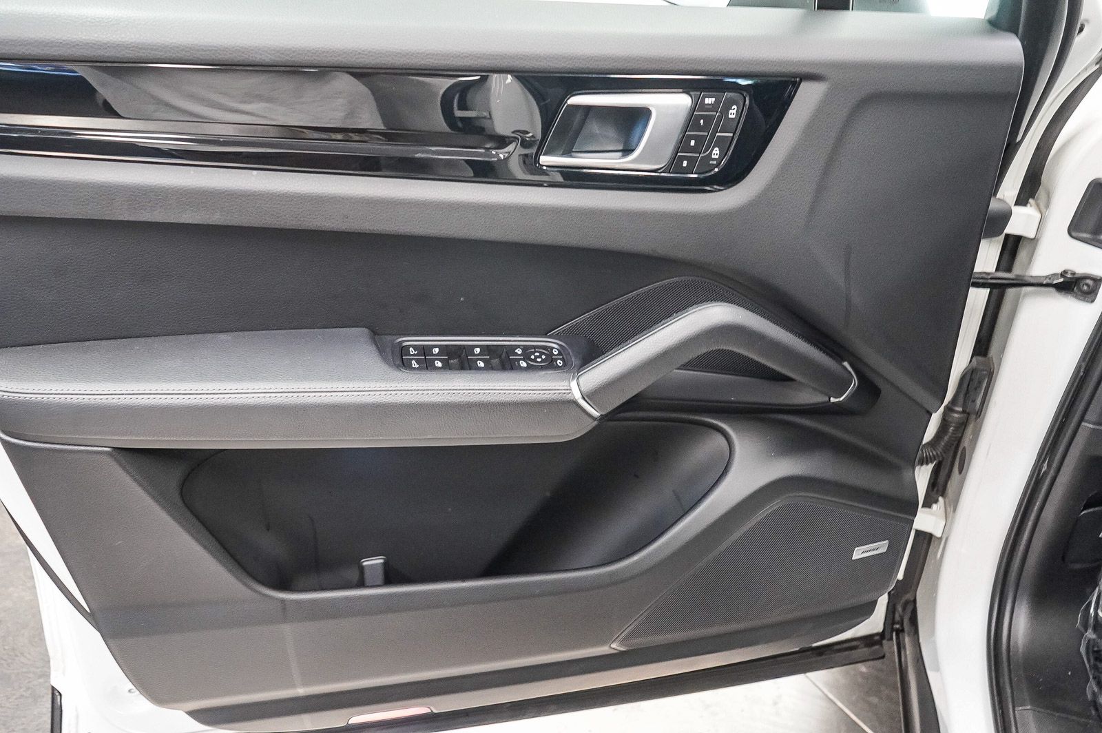 Thumbnail: 2022 Porsche Cayenne - 22