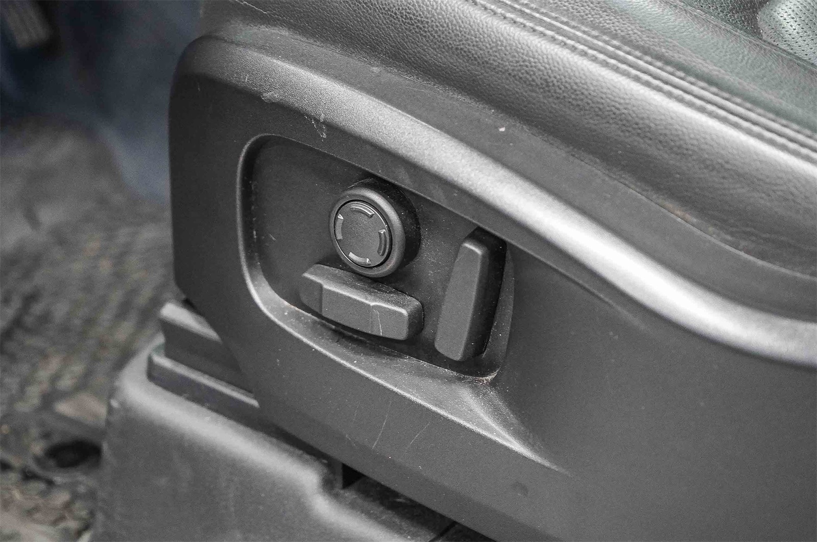 Thumbnail: 2023 Land Rover Defender - 22