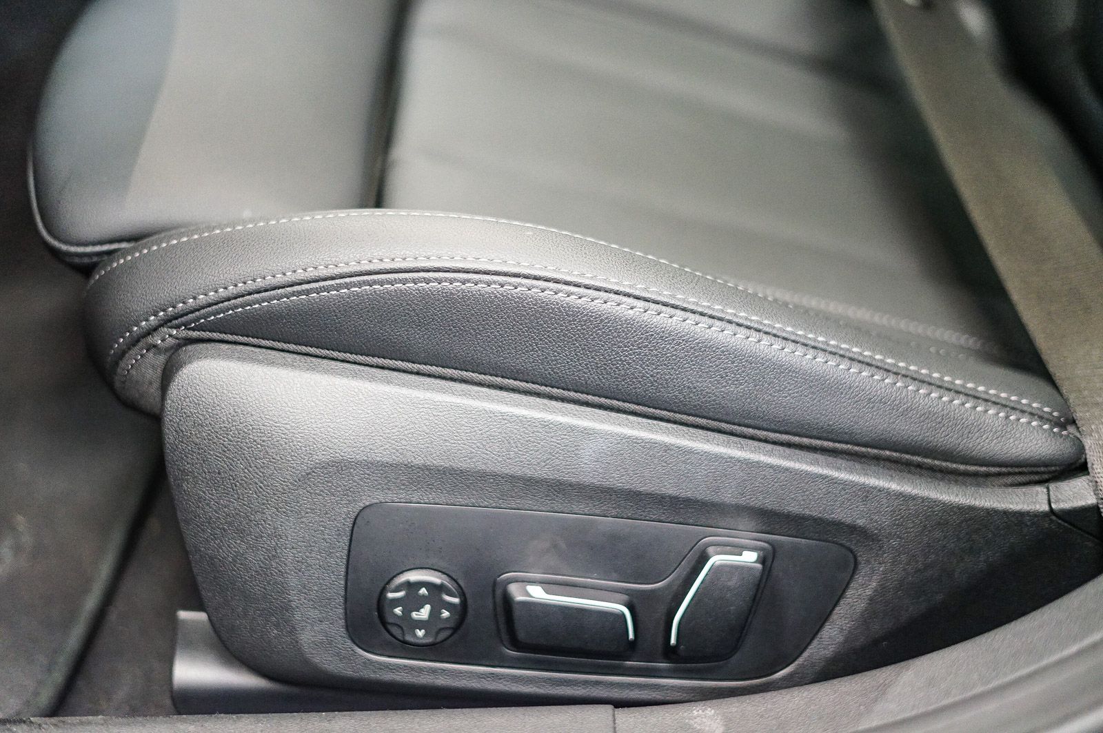 Thumbnail: 2025 BMW i4 - 20