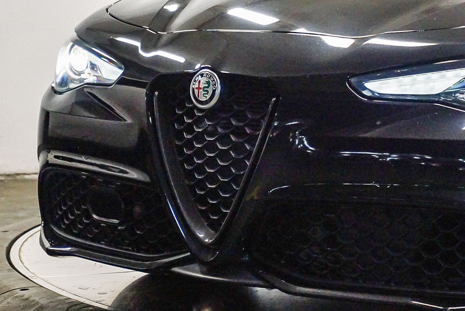 Thumbnail: 2022 Alfa Romeo Giulia - 8