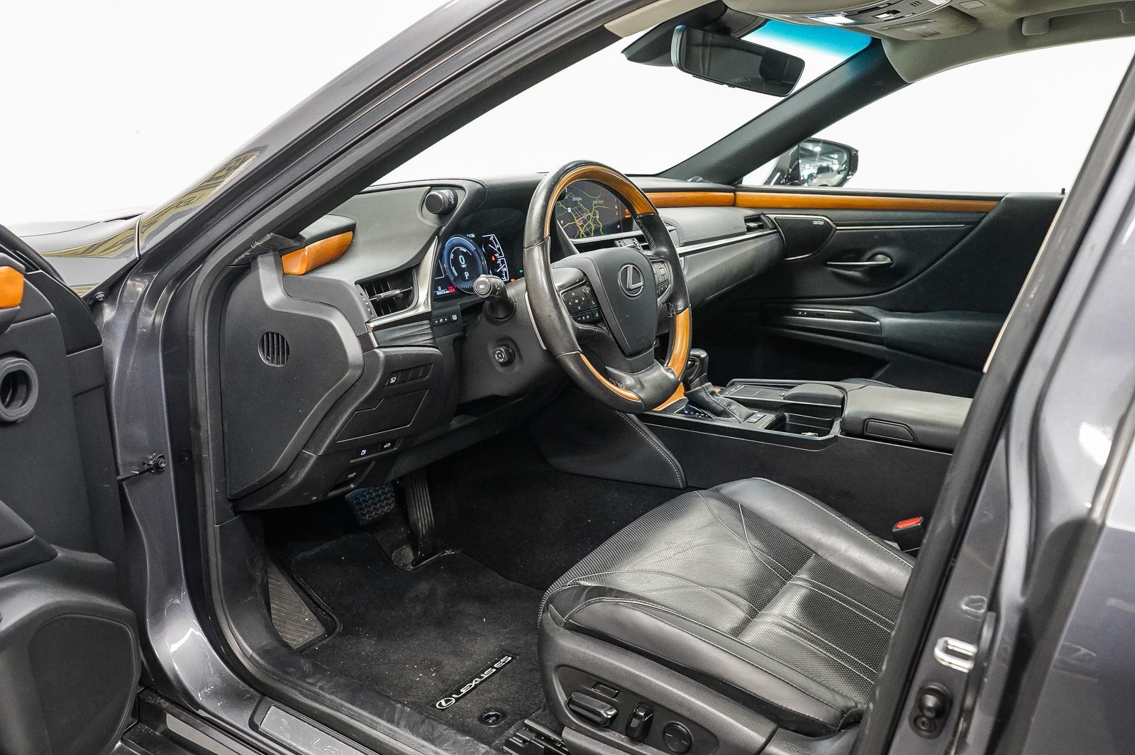 Thumbnail: 2020 Lexus ES - 18