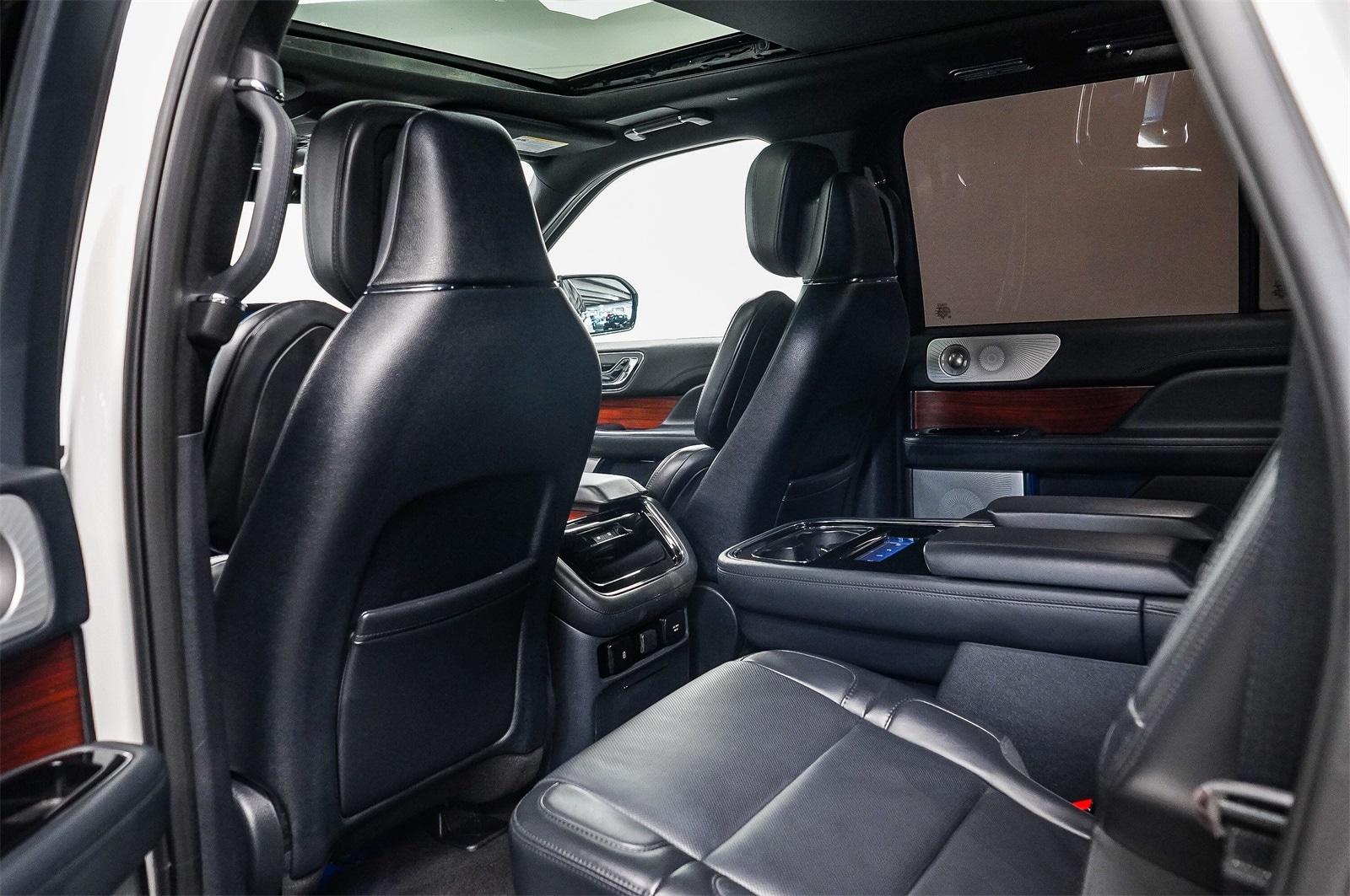 Thumbnail: 2022 Lincoln Navigator L - 19
