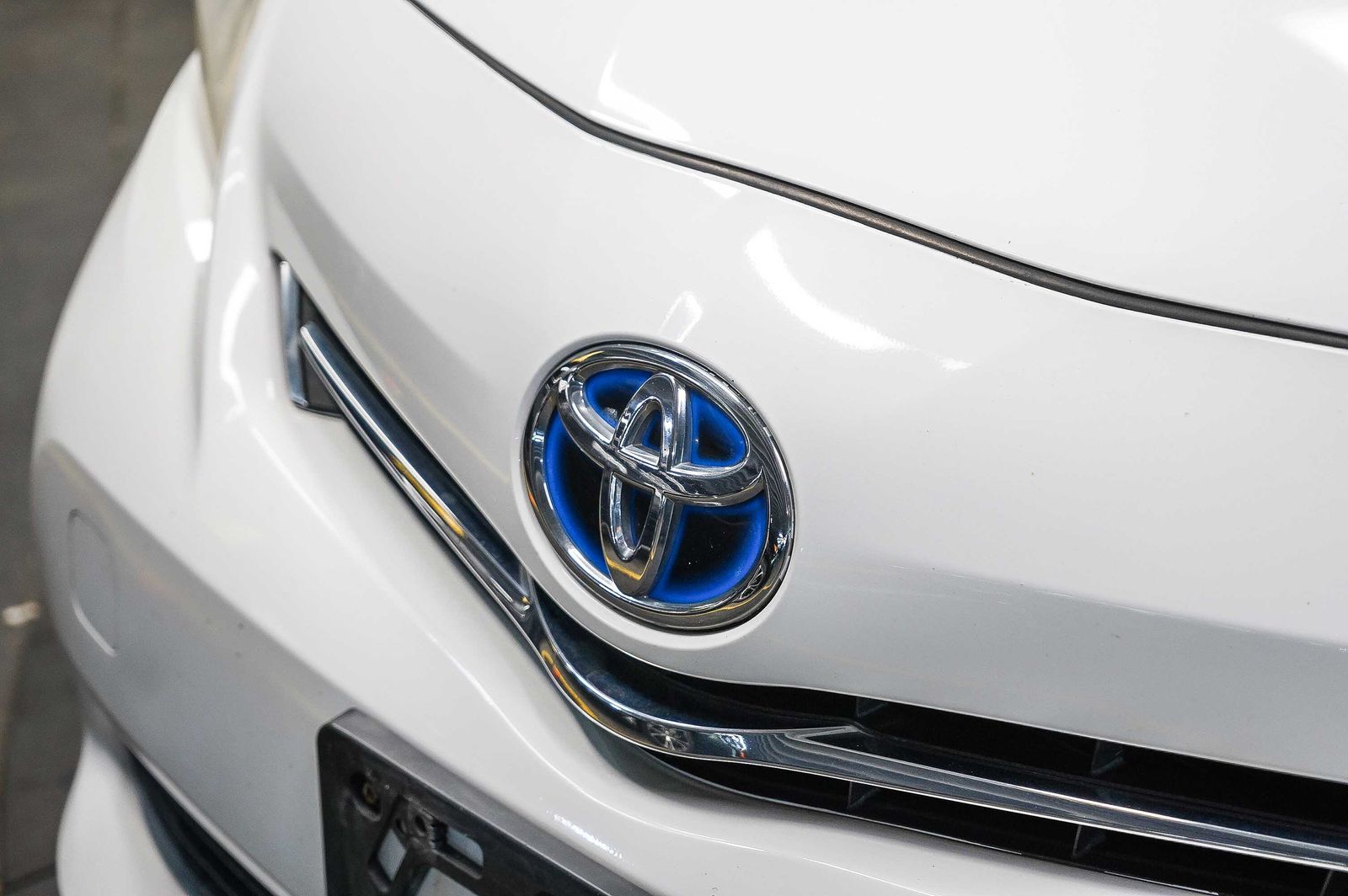 Thumbnail: 2012 Toyota Prius v - 7