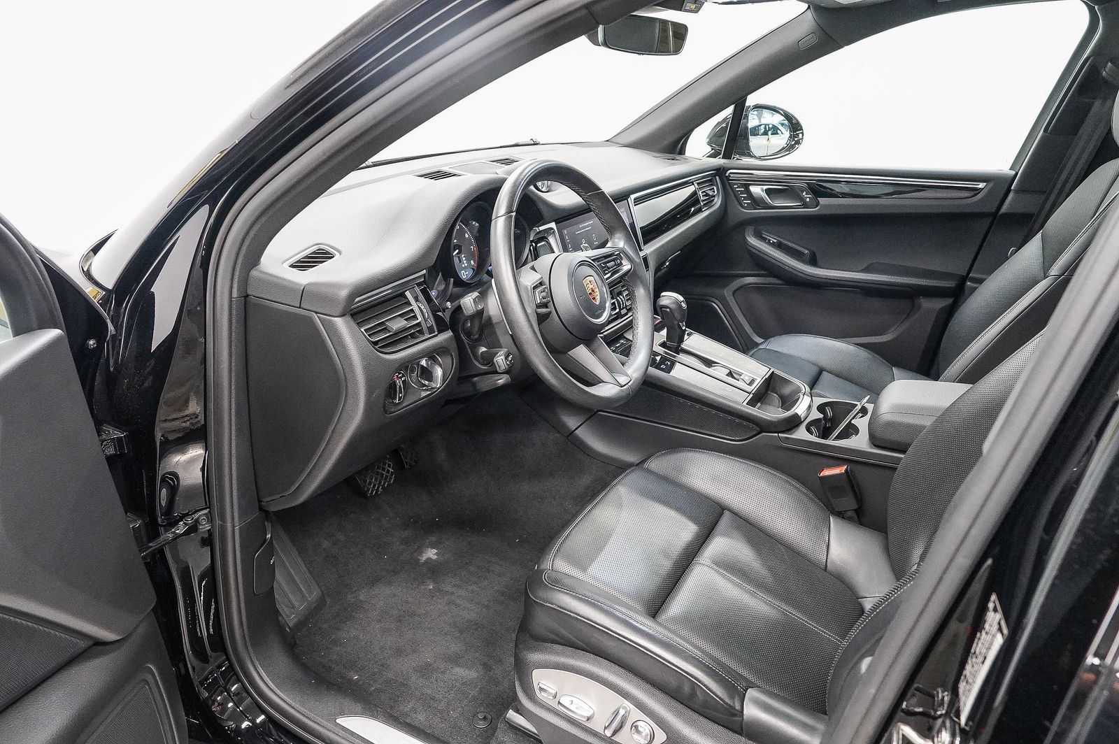 Thumbnail: 2023 Porsche Macan - 17