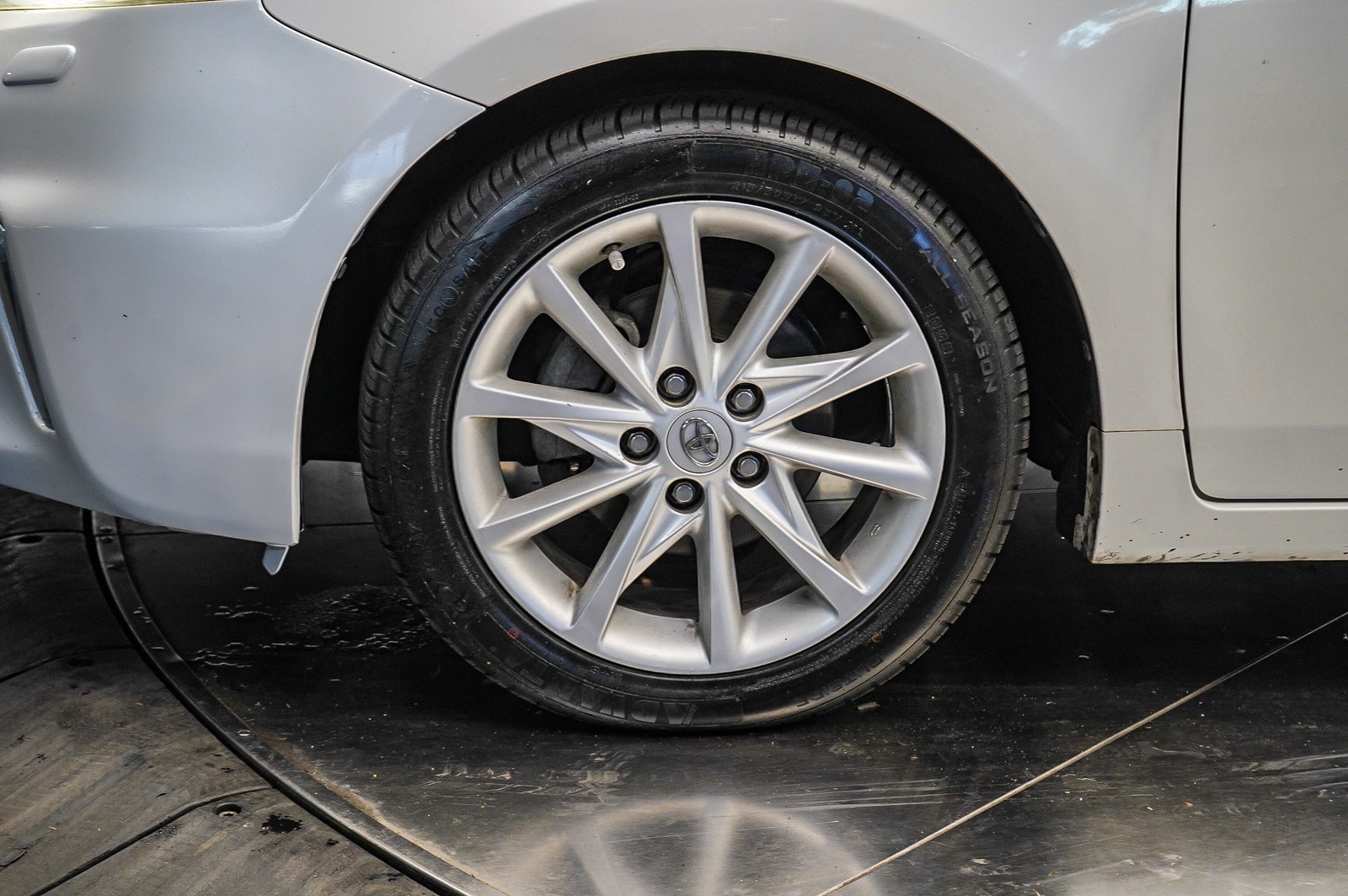 Thumbnail: 2013 Toyota Prius v - 9