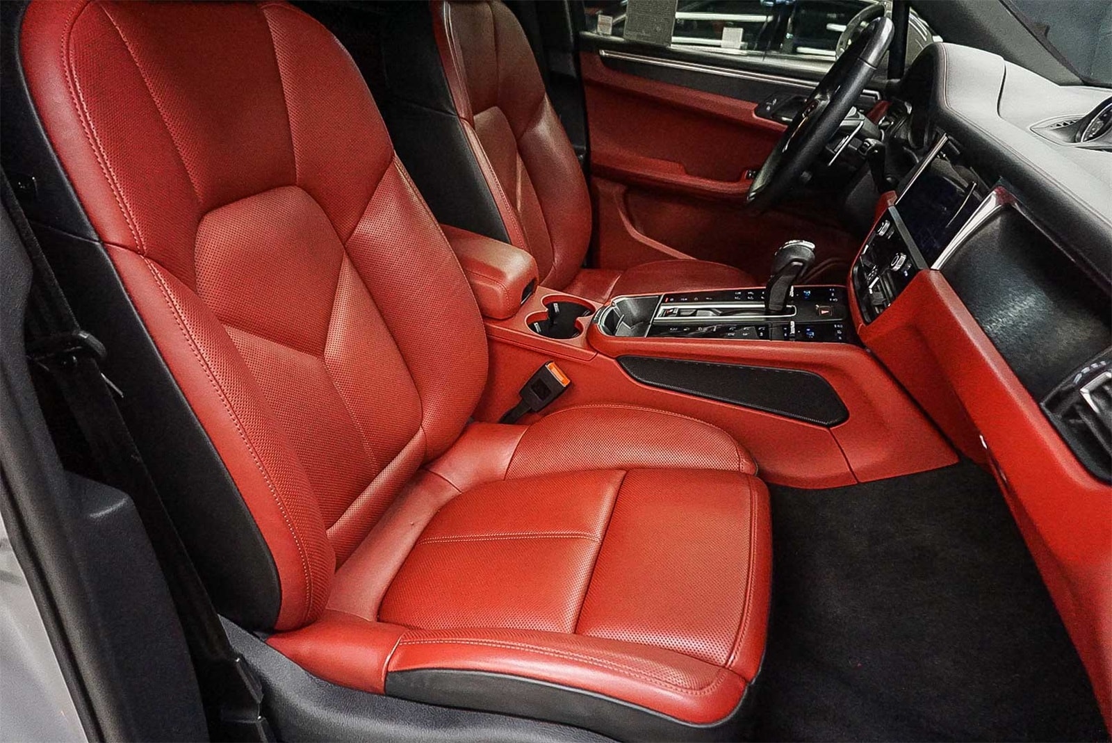 Thumbnail: 2023 Porsche Macan - 17