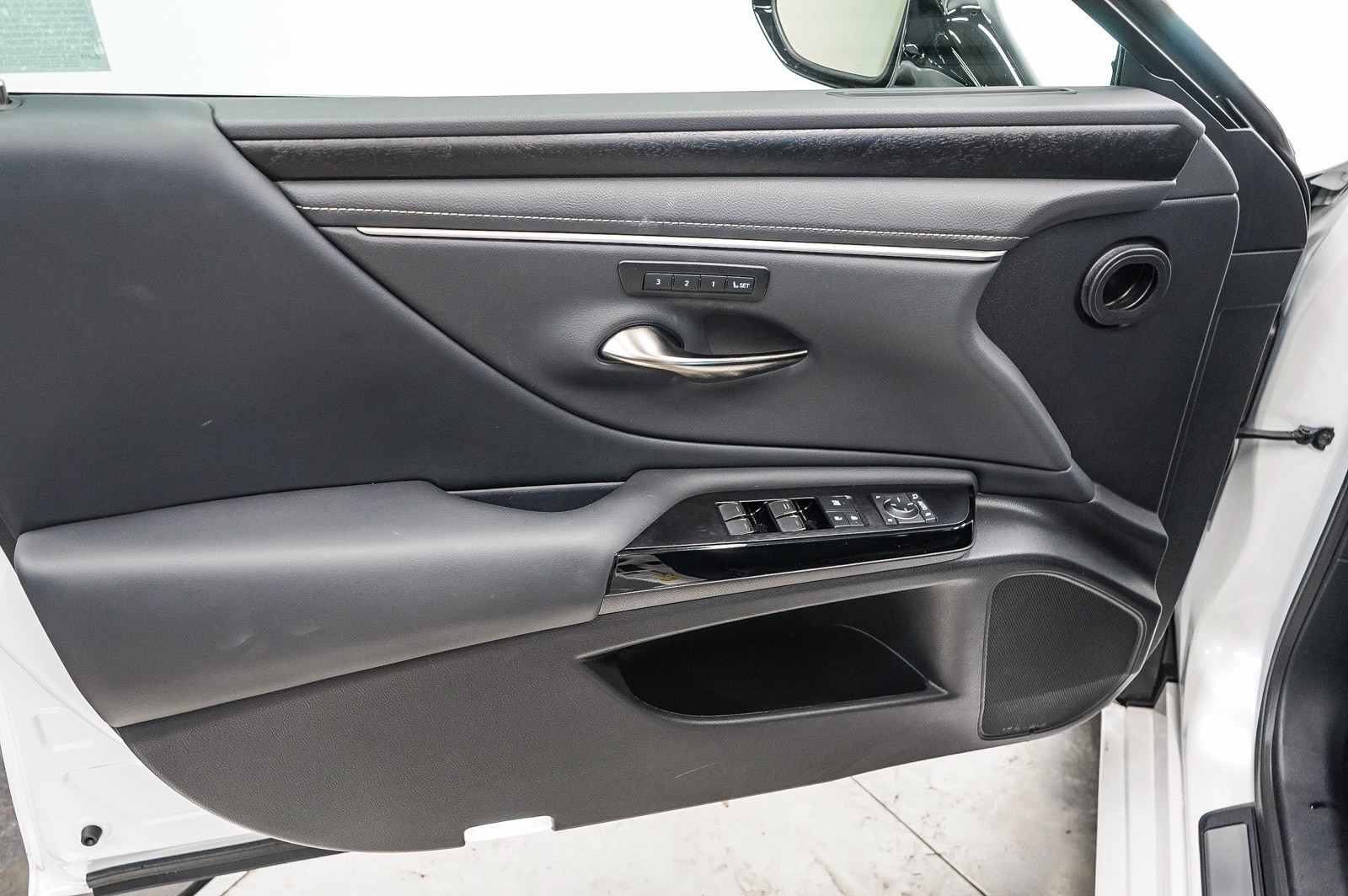 Thumbnail: 2025 Lexus ES - 22