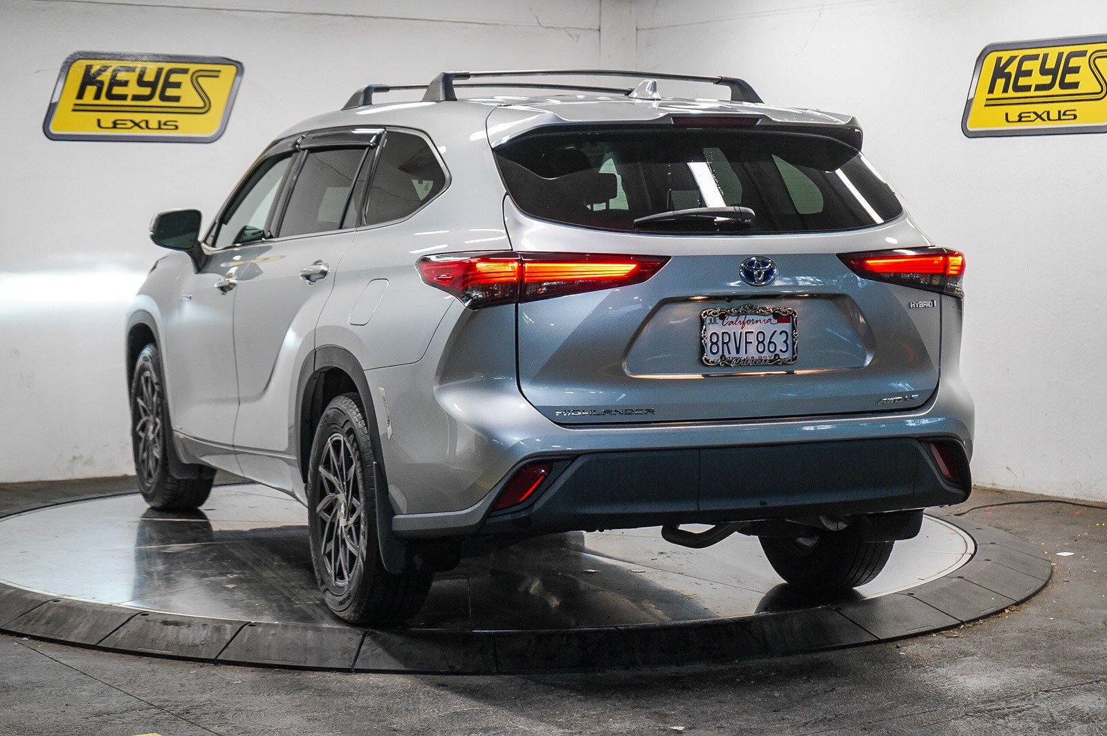 2020 Toyota Highlander Hybrid LE photo 2